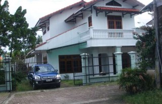 Dijual Rumah Tingkat Strategis di Cijantung, Jakarta Timur P0923