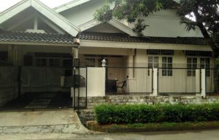 Dijual Rumah Strategis Full Renovasi di Kucaci Raya Bintaro AG1015