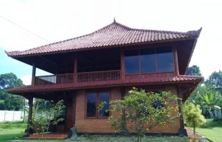 Dijual Villa Kayu Makassar Dengan Tanah Luas di Puncak Cisarua PR1704