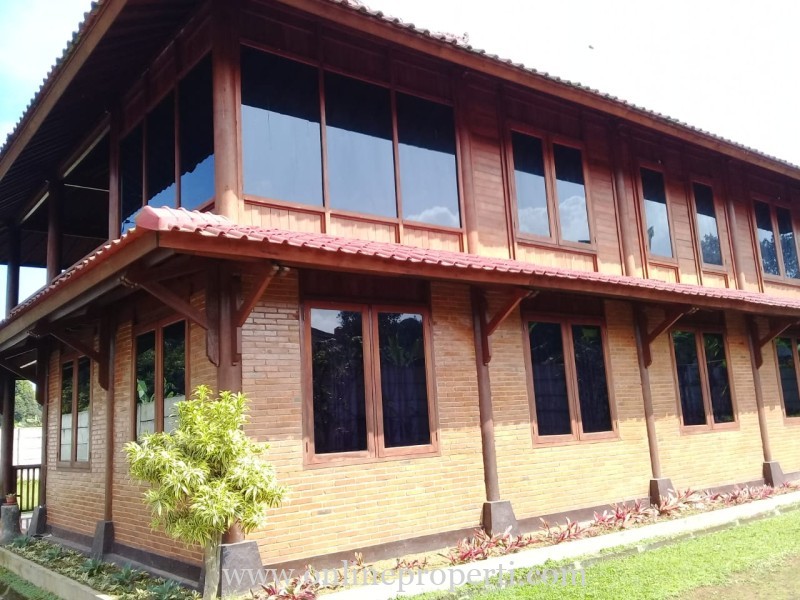 Dijual Villa  Kayu  Makassar Dengan Tanah Luas di Puncak 