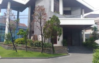 Dijual Rumah Mewah dan Luas di Jalan Raya Margorejo Surabaya P0578