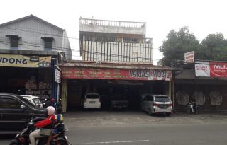 Dijual Rumah 3 Lantai Dengan Toko dan Gudang di Surakarta